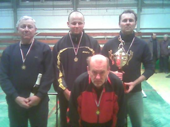 Na&nbsp;fotografii zľava: Drahoslav Rumanovský starší, Ing.&nbsp;Luboš Rumanovský, Drahoslav Rumanovský mladší, dolu v&nbsp;strede: Rudolf Daniš.